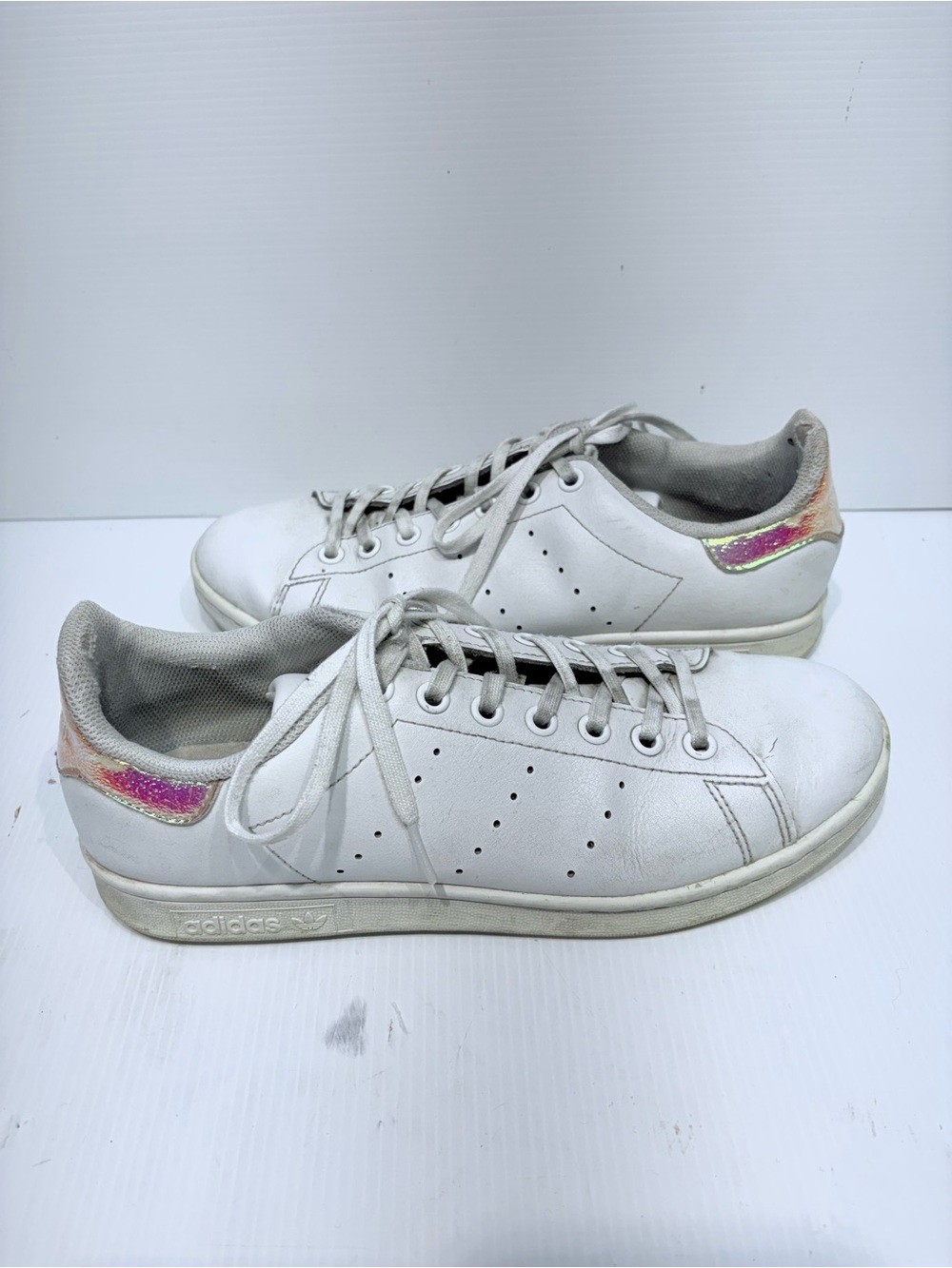 ADIDAS White Low-Top Sneakers with Iridescent Heel Trim - Size 9